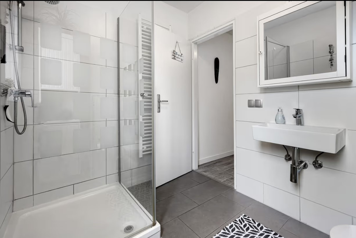 Badezimmer mit Dusche